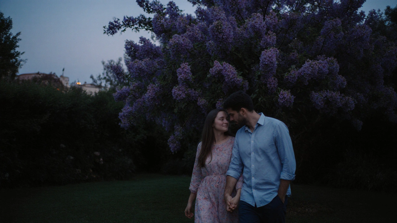 Adana&#039;da bir akşam, çift bir ağaç altında sessizce birbirine bakıyor, yeniden keşfedilmiş yakınlıkla.
